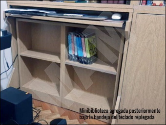 Mini biblioteca adicional construida para colocarla debajo de la mesa para la notebook